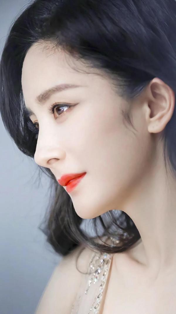 楊冪身穿粉色露背連衣裙，美麗的背部一覽無餘，彰顯青春活力