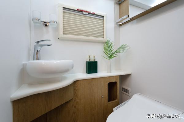 228&period;8w碳纖維交期長&quest;選141&period;8w的玻璃鋼&comma;除車身以外所有配置都一樣