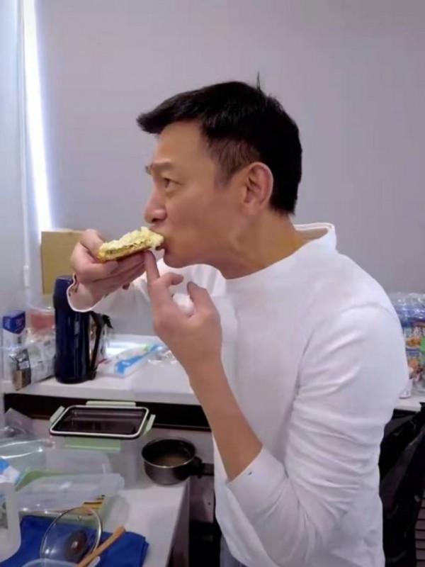 劉德華罕見教煮菜，公開“雞蛋沙律三明治”食譜，引爆粉絲圍觀