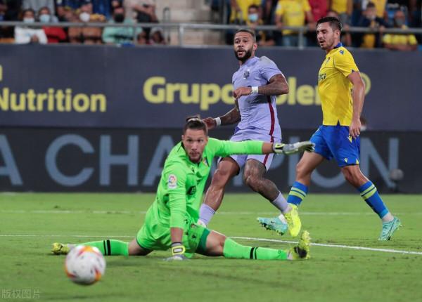 西甲-弗蘭基-德容染紅科曼被逐 德佩失良機 巴薩遭弱旅逼平三場不勝 西甲-弗蘭基-德容染紅科曼被逐 德佩失良機 巴薩遭弱旅逼平三場不勝