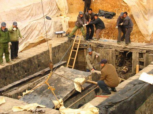06年，安徽挖出雙槨漢墓，黃腸題湊式結構，盜墓賊工具都成了文物