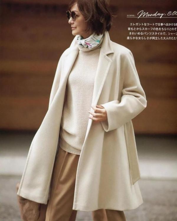 這才是50歲女人該有的打扮，不花哨不裝嫩，精緻優雅又有女人味