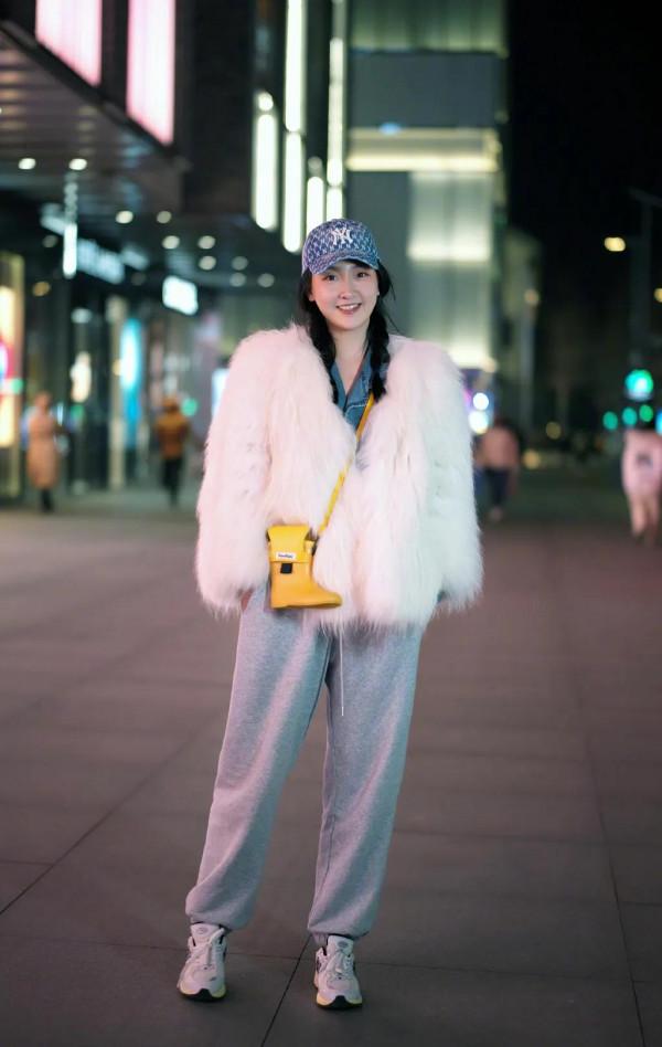 看街拍 學穿搭：9組短款皮草穿搭示範 哪組你最喜歡？