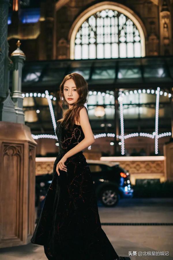 吳佳怡一身金邊腰線黑裙勾勒姣好腰線，氣質優雅