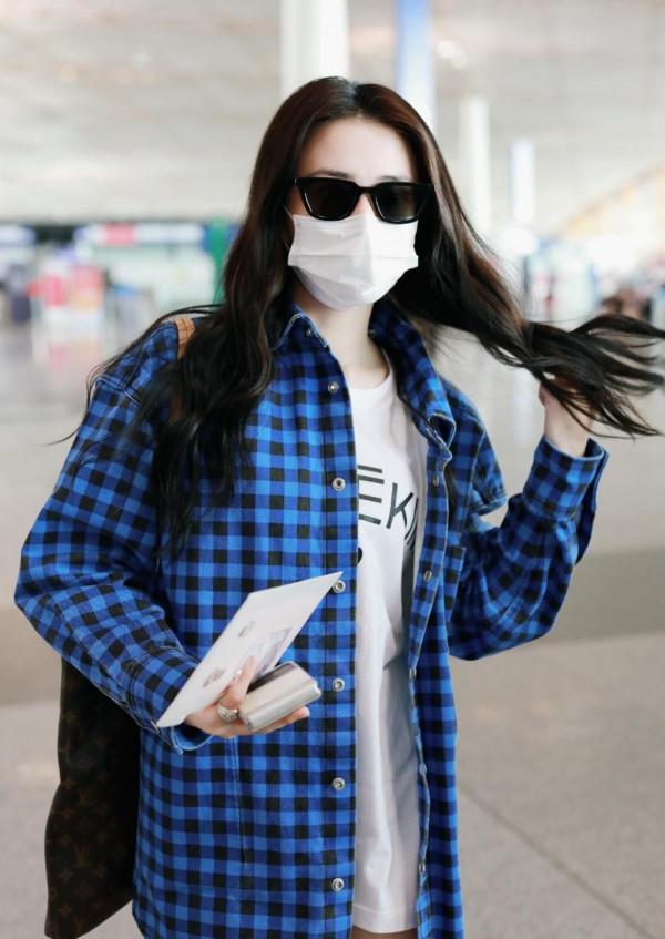 “格紋襯衫”怎麼穿更潮?學徐璐穿“大一號”,輕鬆擺脫路人感 “格紋襯衫”怎麼穿更潮?學徐璐穿“大一號”,輕鬆擺脫路人感