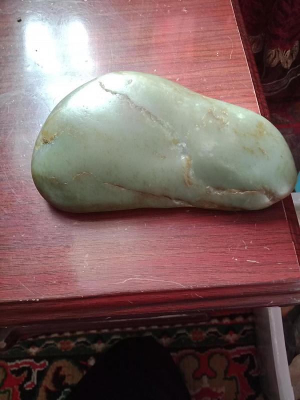 現在白玉都是染色石粉做的多，收的好青玉最起碼造價少價格也不貴