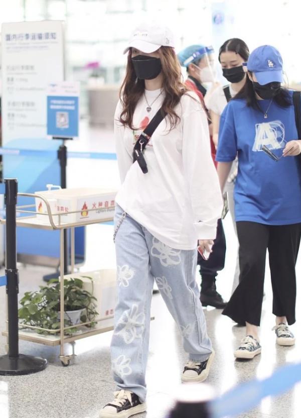 孟佳機場私服照,印花牛仔褲演繹街頭風,簡約休閒真帥氣 孟佳機場私服照,印花牛仔褲演繹街頭風,簡約休閒真帥氣