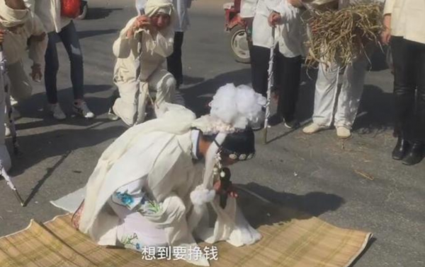 河南&OpenCurlyDoubleQuote;哭靈人&rdquo;武會霞：每年至少哭70場磕頭上萬次，年入幾萬元