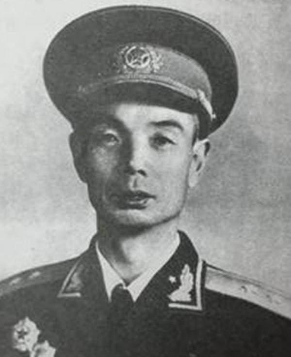 他擔任了14年蘭州軍區司令員，也擔任了8年炮兵司令，兒子是少將