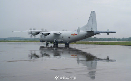 酷圖！反潛巡邏機雨中起飛