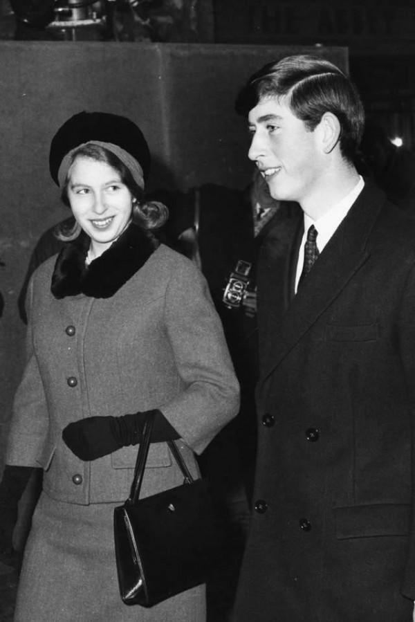 查爾斯也有柔情的一面:4歲託著妹妹爬窗戶,70歲還幫她整理帽子 查爾斯也有柔情的一面:4歲託著妹妹爬窗戶,70歲還幫她整理帽子