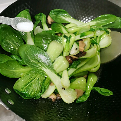 會做這些香菇油菜，你比大廚都牛氣