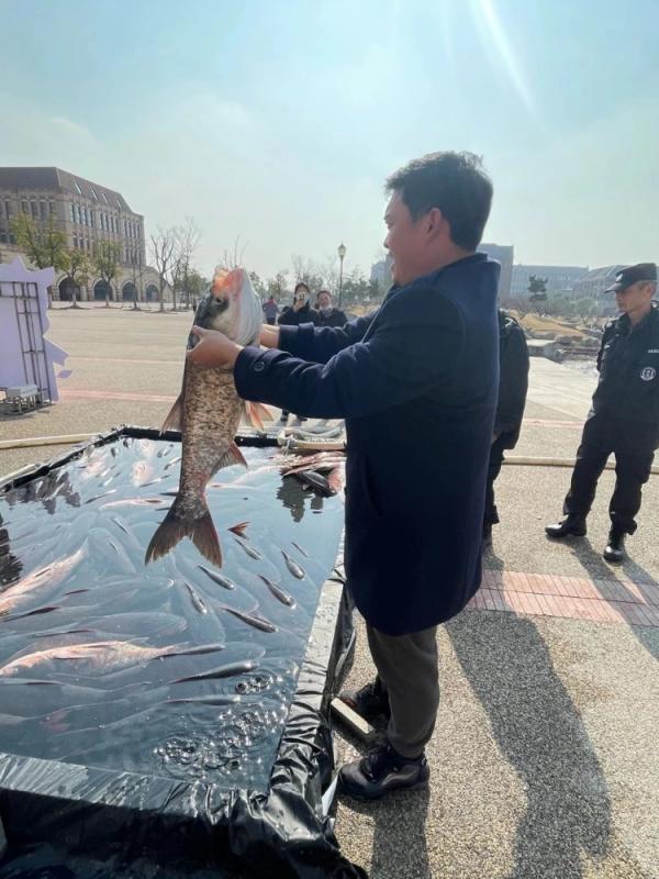 高校全魚宴,連吃十天不要錢!學生:親手喂大的魚真香 高校全魚宴,連吃十天不要錢!學生:親手喂大的魚真香