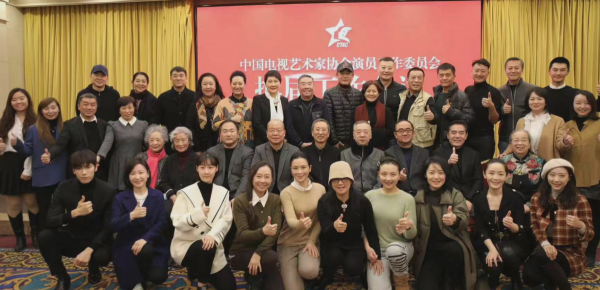 眾星共同現身會議！陳寶國動作活潑，呂中一頭白髮，張凱麗好時髦