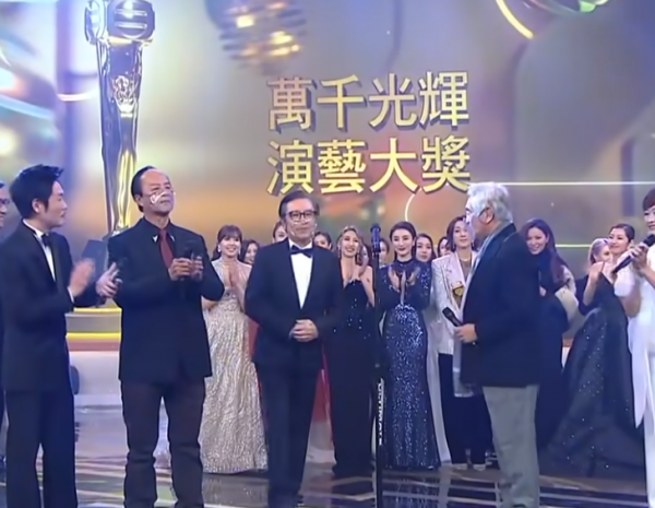 TVB頒獎禮！狄龍頒獎給姜大衛力破不和傳聞，兒子爆冷成雙料視帝