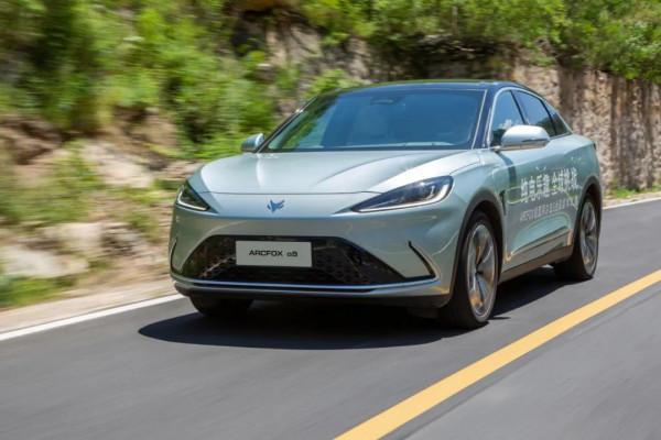 不止滿滿科技感，試駕極狐阿爾法S：豪華感十足，行駛品質出眾