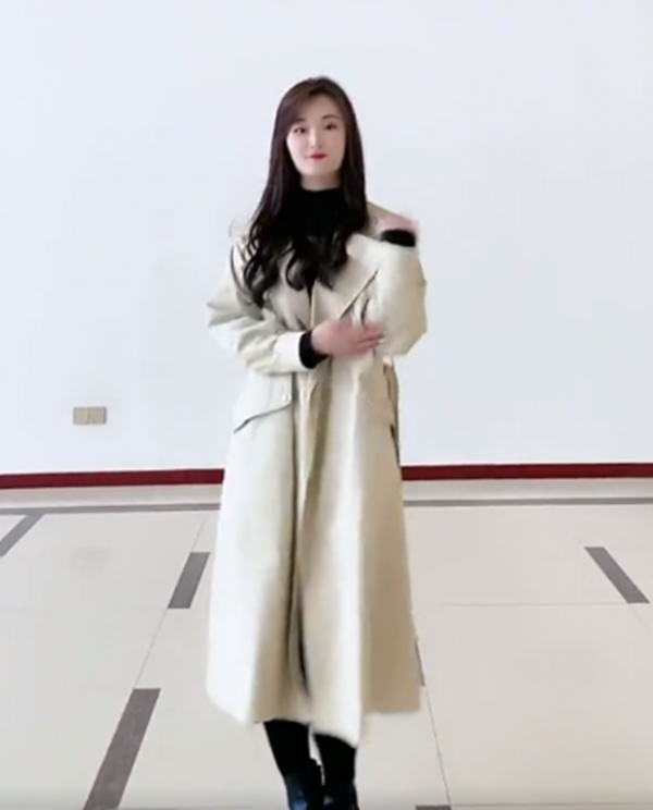 大衣哥的眼光其實不賴，選的兒媳陳亞楠穿風衣跳舞，時髦又端莊