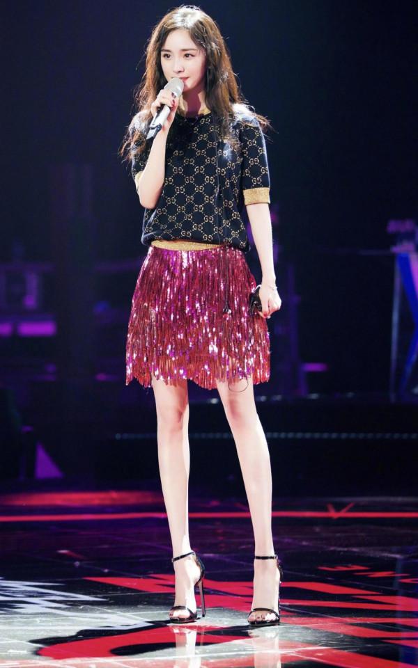 楊冪穿提花短袖配粉色短裙