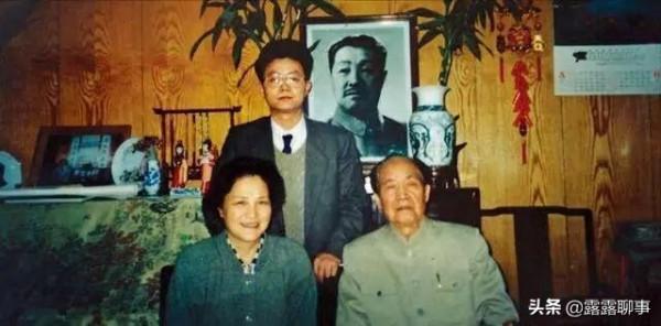 苗族出身的湖南省委書記，是武警部隊首任政委，岳父元帥妻子少將