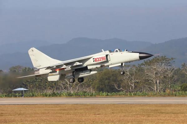 雲海之間,雙機編隊空空導彈雷霆出擊! 雲海之間,雙機編隊空空導彈雷霆出擊!