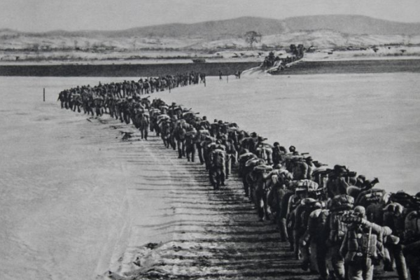 他立下赫赫戰功，回國後僅僅擔任副連長，主席得知親自提拔