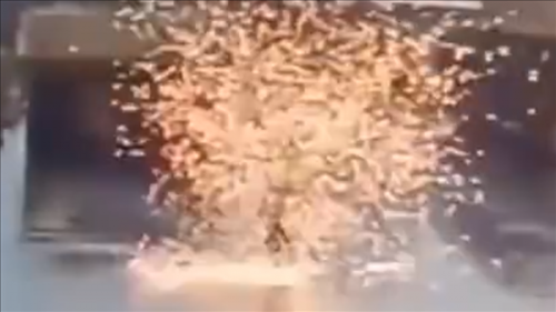 印尼雅加達一男子撐傘被閃電擊中 地面火花四濺猶如電影特效 印尼雅加達一男子撐傘被閃電擊中 地面火花四濺猶如電影特效