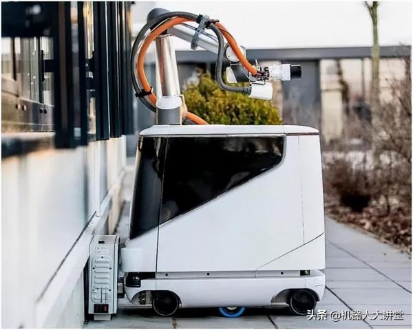 圍觀，國內首款，大廠出品，中石化的機器人加油站來了