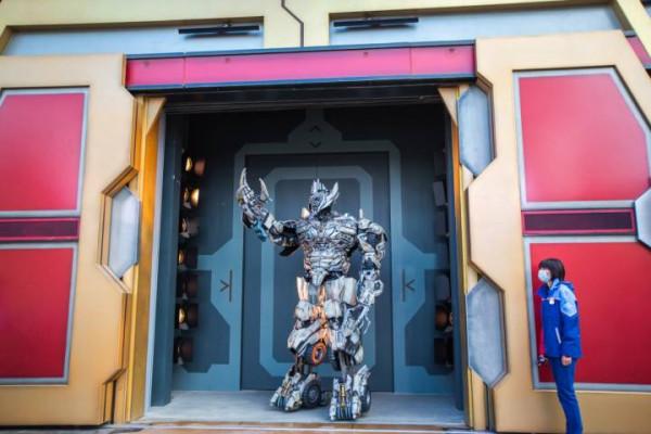 環球影城裡的“威震天”為什麼這麼話癆?“機甲戰士”向小時新聞解密:他其實只是一名普通打工者 環球影城裡的“威震天”為什麼這麼話癆?“機甲戰士”向小時新聞解密:他其實只是一名普通打工者