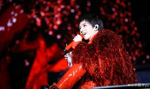 紅色因他而紅，紅詮釋了他的輕狂與愛意張揚，紅與華晨宇絕配