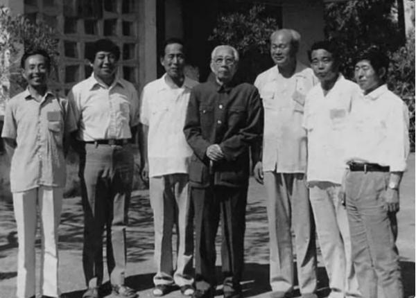 1981年，王震第七次回家鄉，笑眯眯地問工作人員：你看我兇惡不？