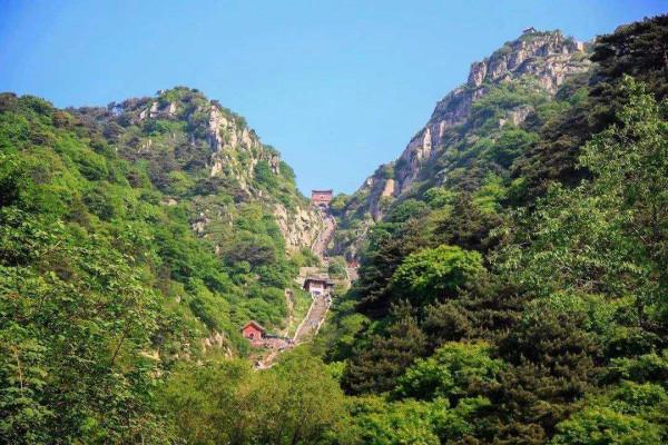 山東必去的景區，遍山林木青翠、古蹟眾多，堪稱休閒旅遊佳景