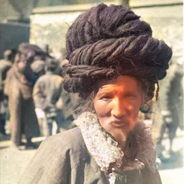 1932年的青海，揹著長槍的女牧民，神情木訥的大叔