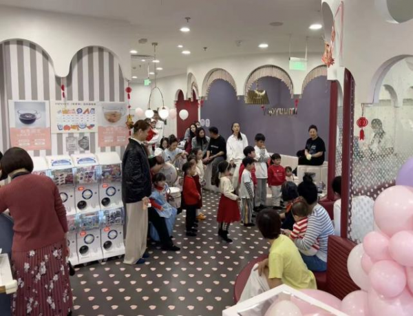 穎兒在明星餐廳為女兒慶生，場面隆重眾人捧場，郭碧婷紅衣成主角