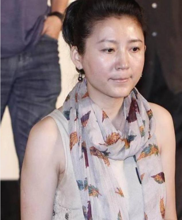 53歲王小丫素顏亮相，穿連衣裙配絲巾低調樸素，骨子裡透著知性美