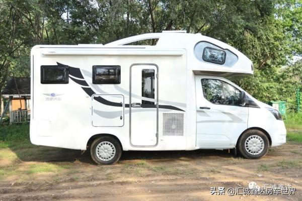 可愛又精巧的福特房車！倆大床睡4人，還有頂級水電！佈局有特色