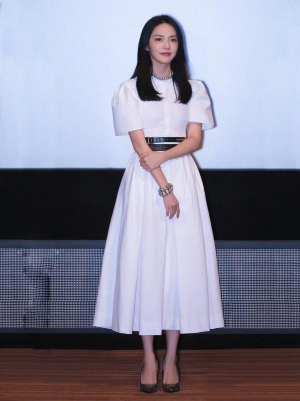 古力娜扎撞衫姚晨，同款白色長裙，風格差距這麼大？