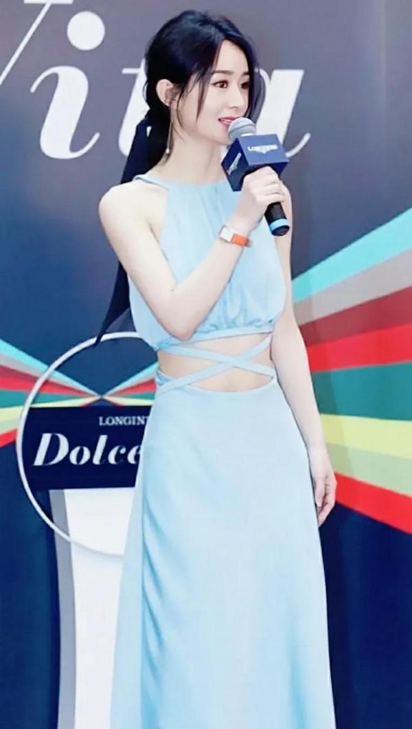 趙麗穎穿裙子出席活動，乾乾淨淨像小姑娘一樣