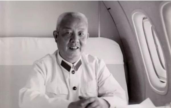 76年王震前去探望鄧小平，鄧小平連發幾問：葉劍英住哪裡？怎麼樣