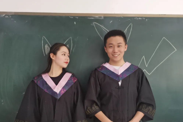 雲南某高校操場，大學生情侶看臺上“親密運動”，引百名學生圍觀