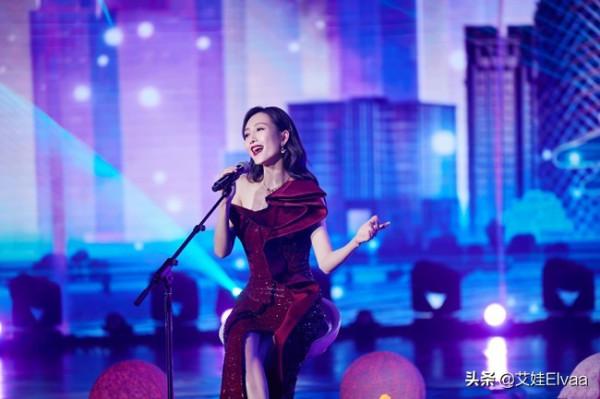 王鷗新發型堪比“整容”，剪空氣劉海穿黑大衣變軟妹，形象大變樣