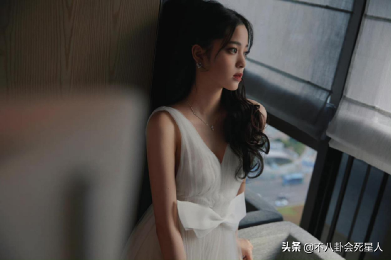 女星中秋晚會造型:關曉彤腰細,景甜貴氣,張小斐大氣,阿嬌胖了 女星中秋晚會造型:關曉彤腰細,景甜貴氣,張小斐大氣,阿嬌胖了