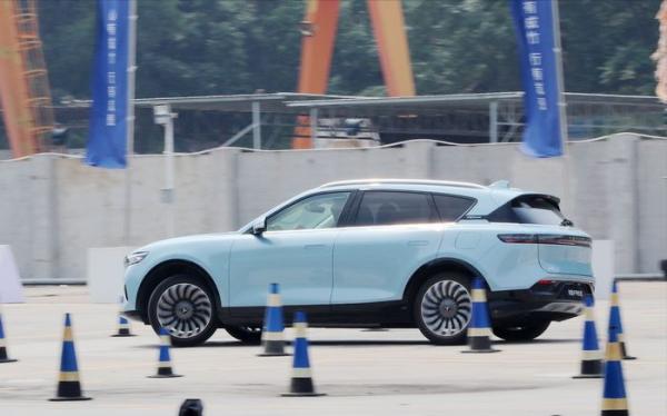 場地試駕嵐圖FREE:增程版也能做到4.5秒加速! 場地試駕嵐圖FREE:增程版也能做到4.5秒加速!