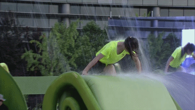 66歲健身奶奶，一口氣做10個引體向上，自律的人真可怕