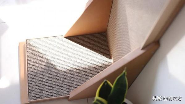 貓抓板豎立，貓咪面壁鑿光