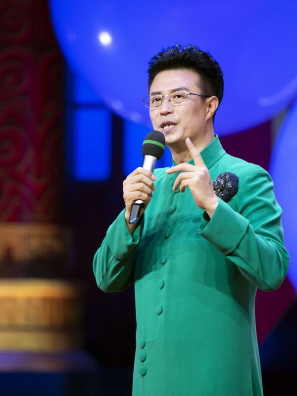 央視主持人白燕升：對殘疾妻子不離不棄，50歲才生二胎