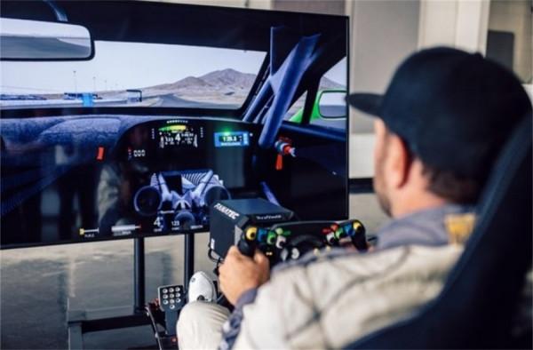 打造兩用方向盤，賽車使用/連線遊戲，賓利與Fanatec合作