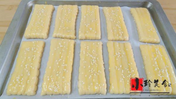 麵粉裡面加2個雞蛋，不油炸不油烙，外酥裡軟，真好吃，過年必備