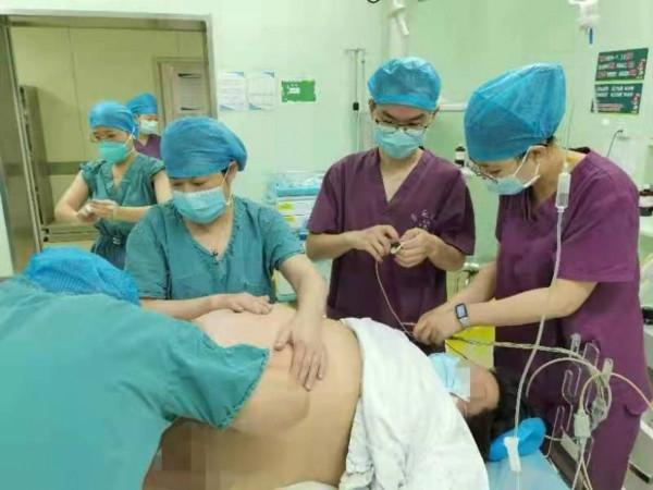 二胎媽媽身高1米58,體重230斤,生產時醫生推開厚厚的脂肪找胎頭 二胎媽媽身高1米58,體重230斤,生產時醫生推開厚厚的脂肪找胎頭