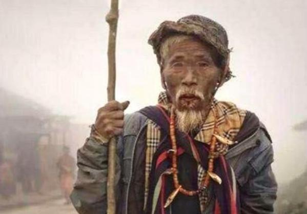 民間故事：老頭昏倒在廟前，夢見一條蛇說話：快去婆家救你女兒