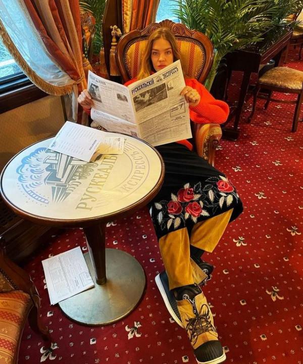 LV太子妃素顏坐在聖誕樹前，39歲狀態很不錯！丈夫彈鋼琴挺儒雅